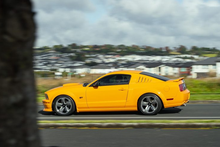 2007 Ford Mustang GT side view driving shot