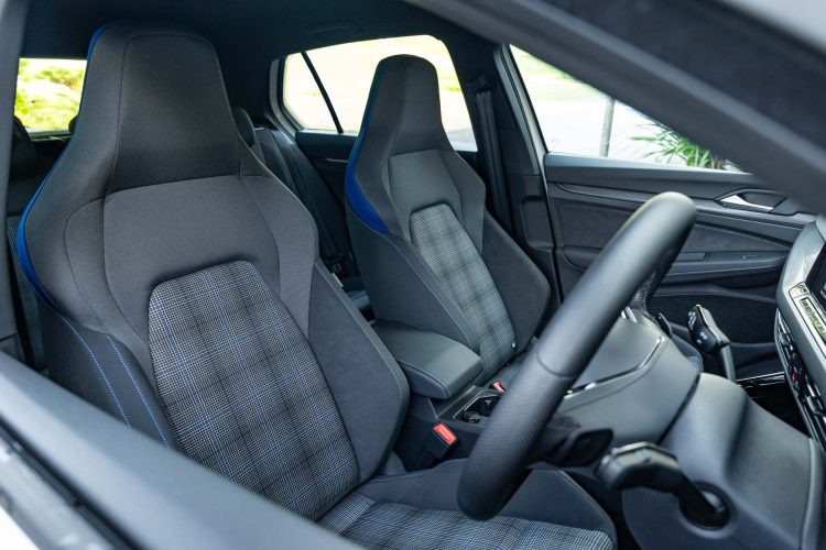 VW-Golf-GTE-front-seat-space