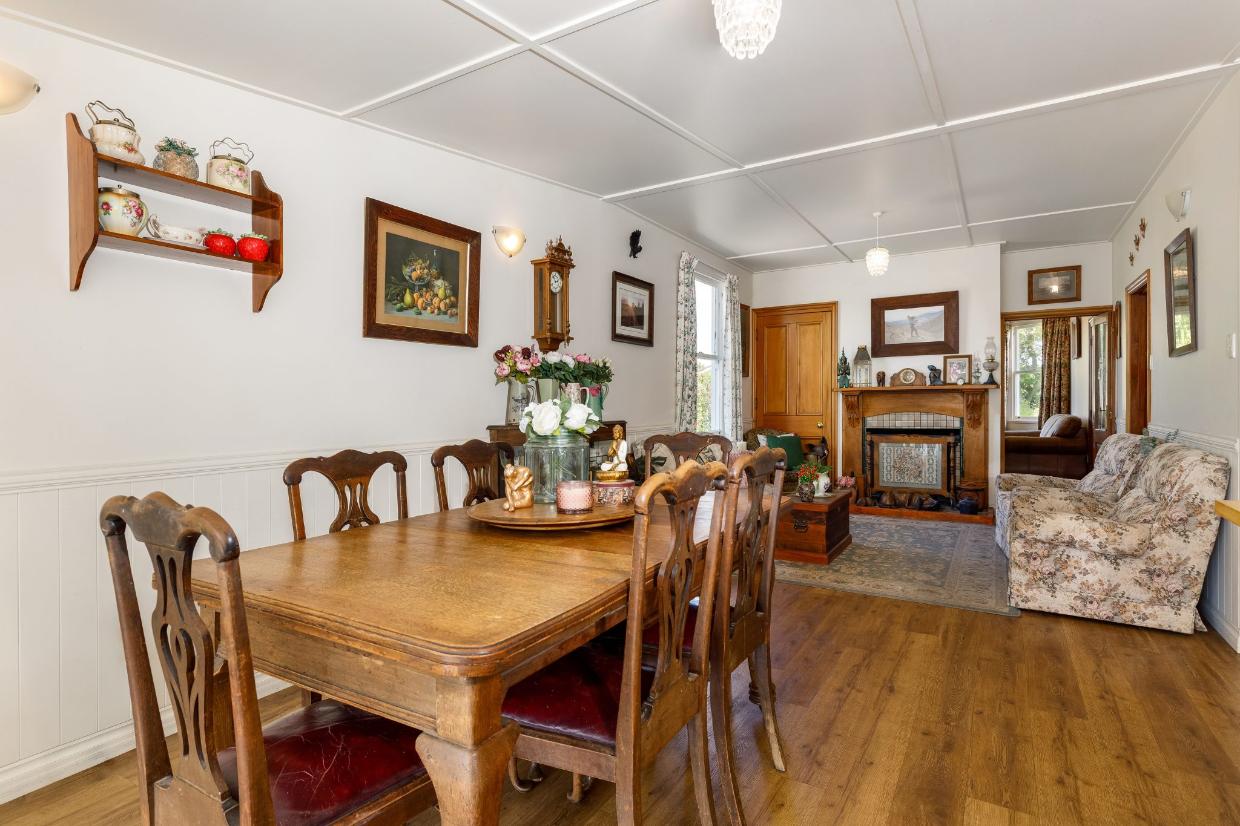 Dining room with decorations.