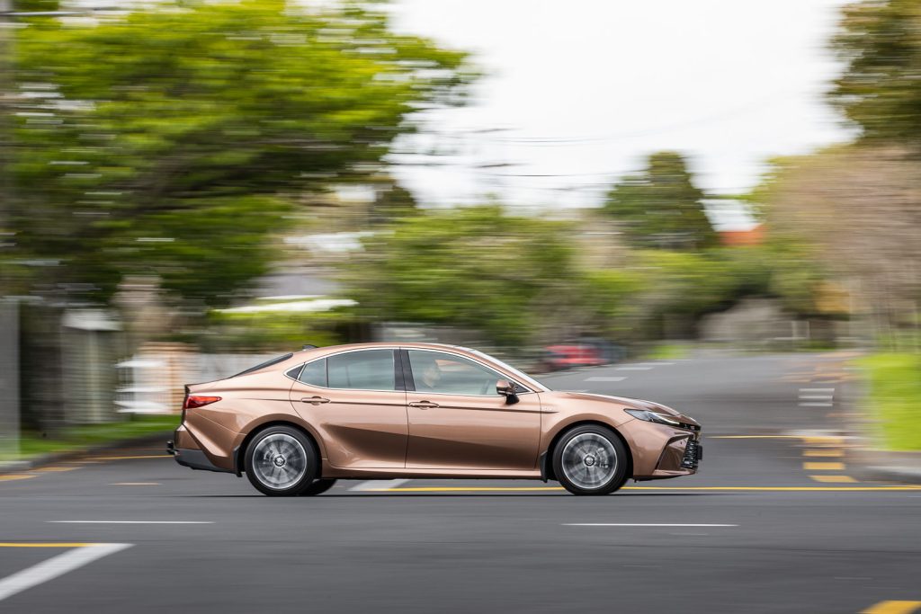 Toyota-Camry-Hybrid-ZR-side-profile