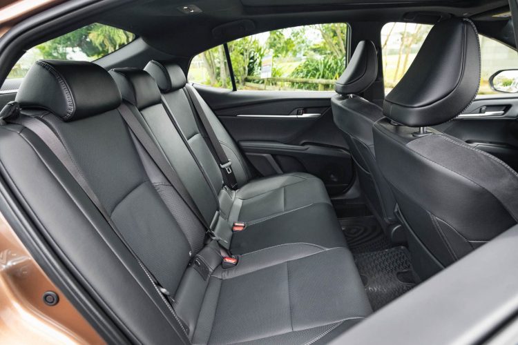 Toyota-Camry-Hybrid-ZR-rear-seat-space