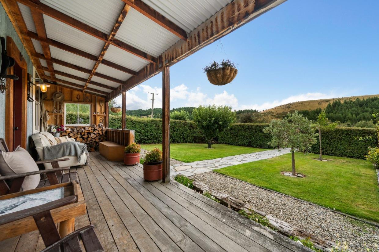 The combination of stone and corrugated iron strongly evoke the era of gold mining. 