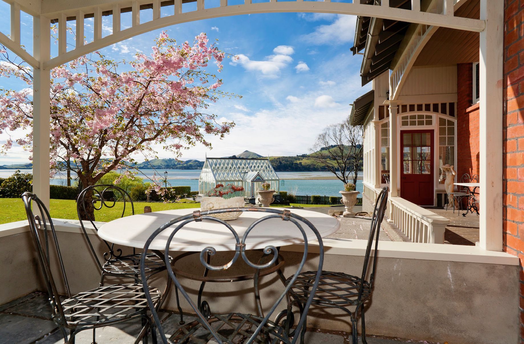 A Jennifer Coolidge whistlestop tour of historic, architectural Aotearoa