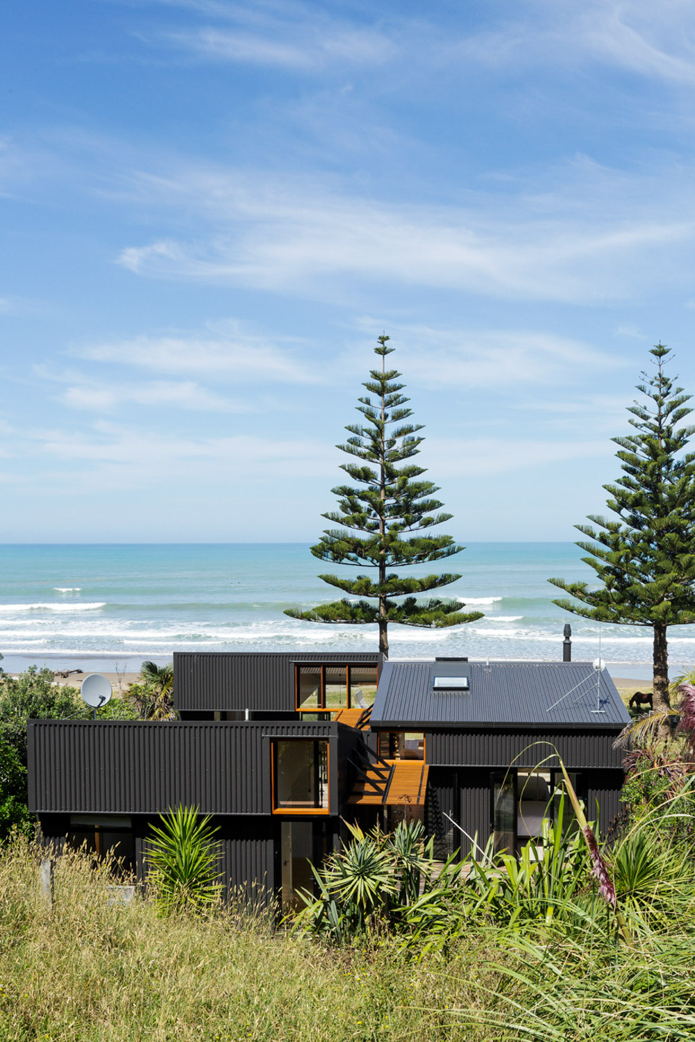 Drawing inspiration from the Kiwi shed vernacular, this new-build beach house dubbed ‘Offset Shed House’ by Irving Smith Architects, celebrates the simplified living and minimal styling that make shed houses a popular choice.