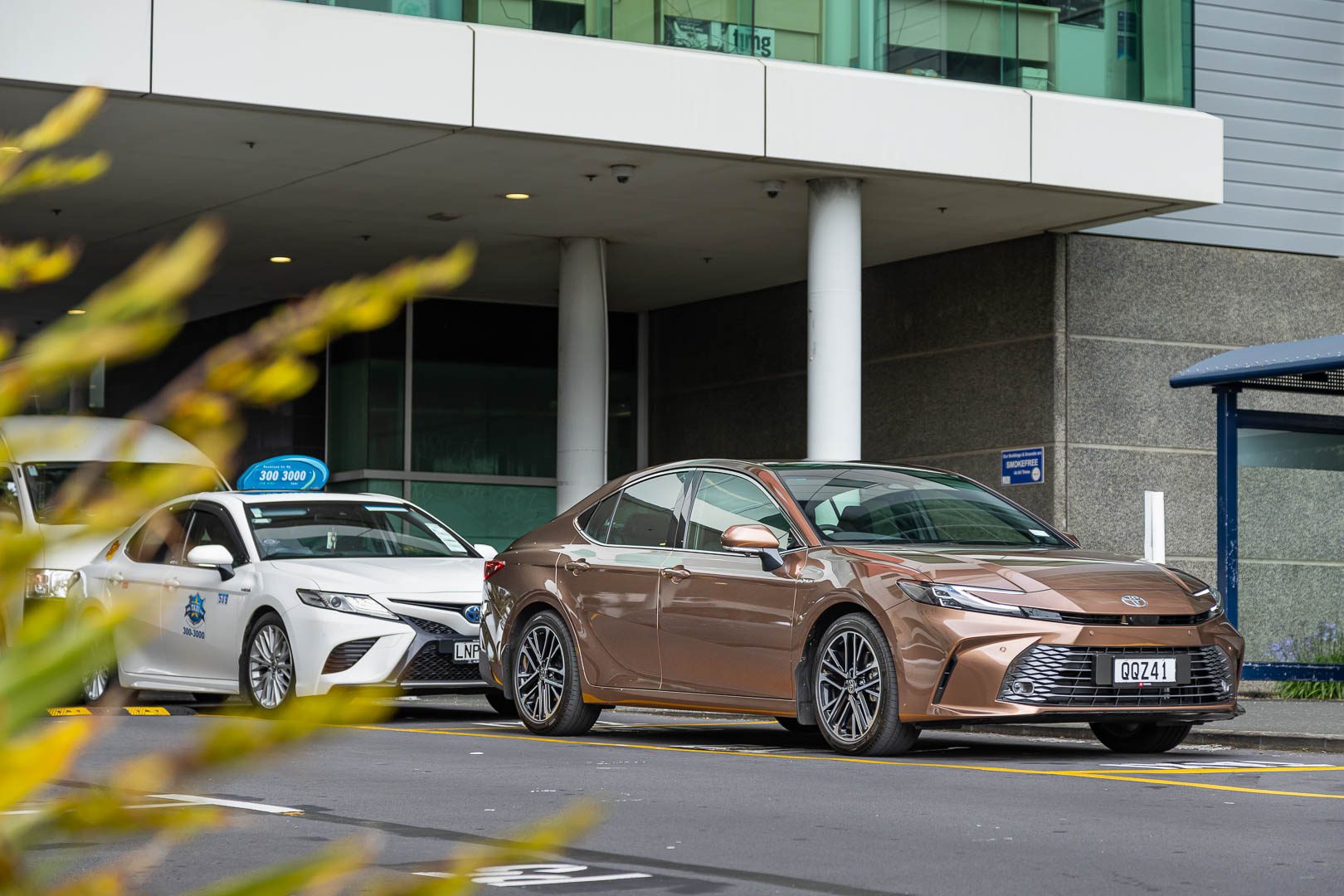 Toyota-Camry-Hybrid-ZR-taxi-stand