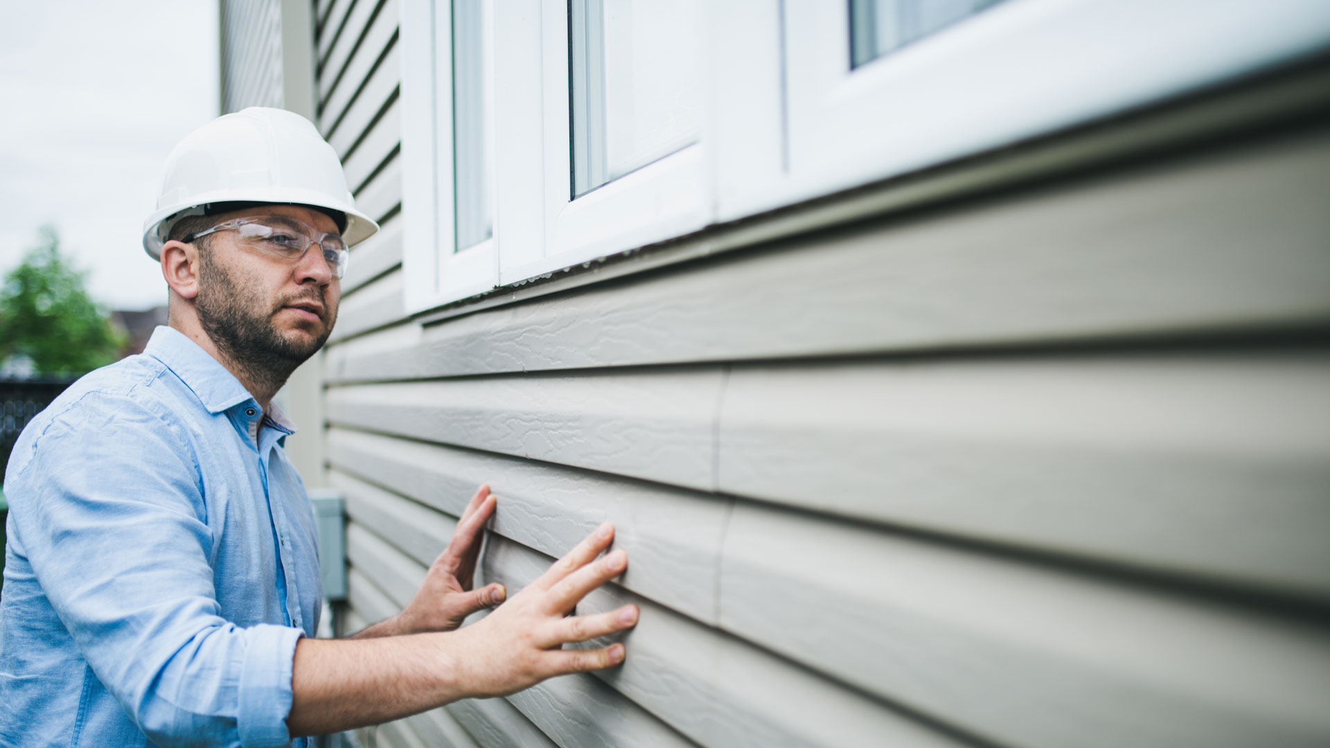 Builder carrying out a report on a property for sale in NZ.