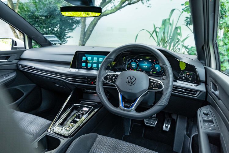 VW-Golf-GTE-wide-view-of-interior