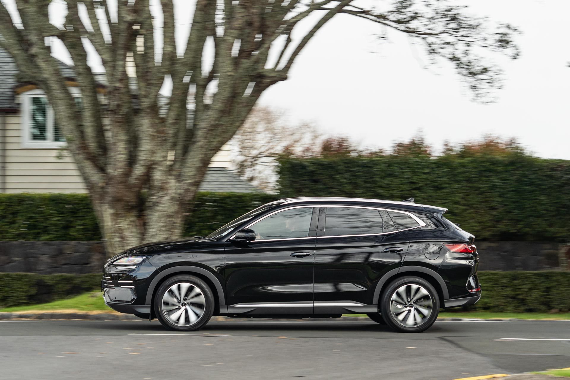 BYD-Sealion-6-Dynamic-panning-side-shot