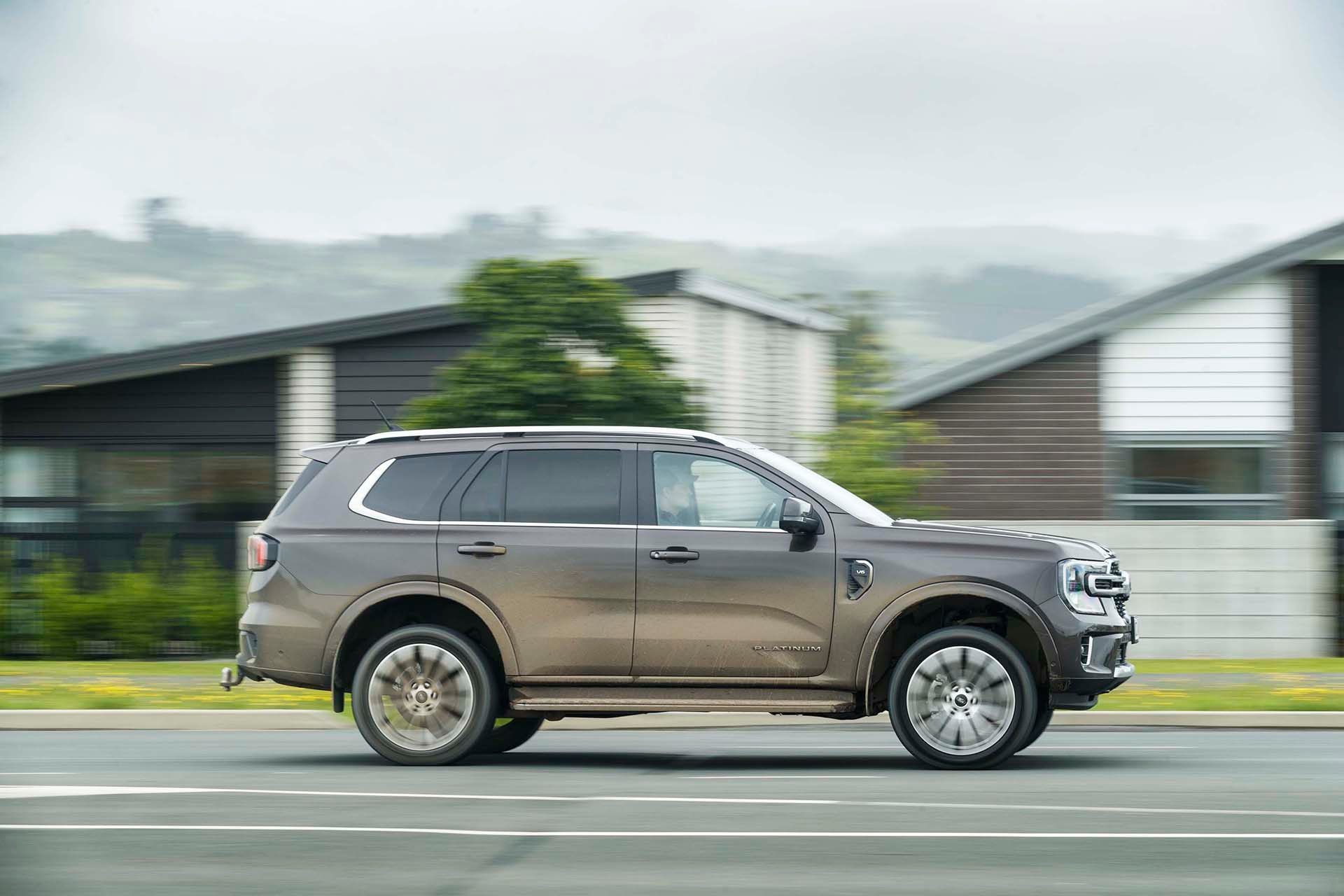 Ford-Everest-Platinum-side-action-w