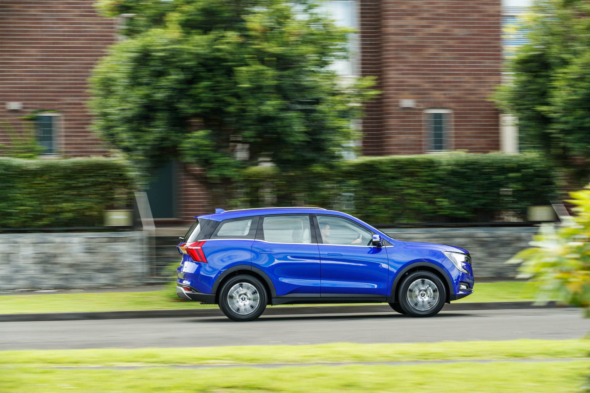 Mahindra XUV700 AX7L Side Action