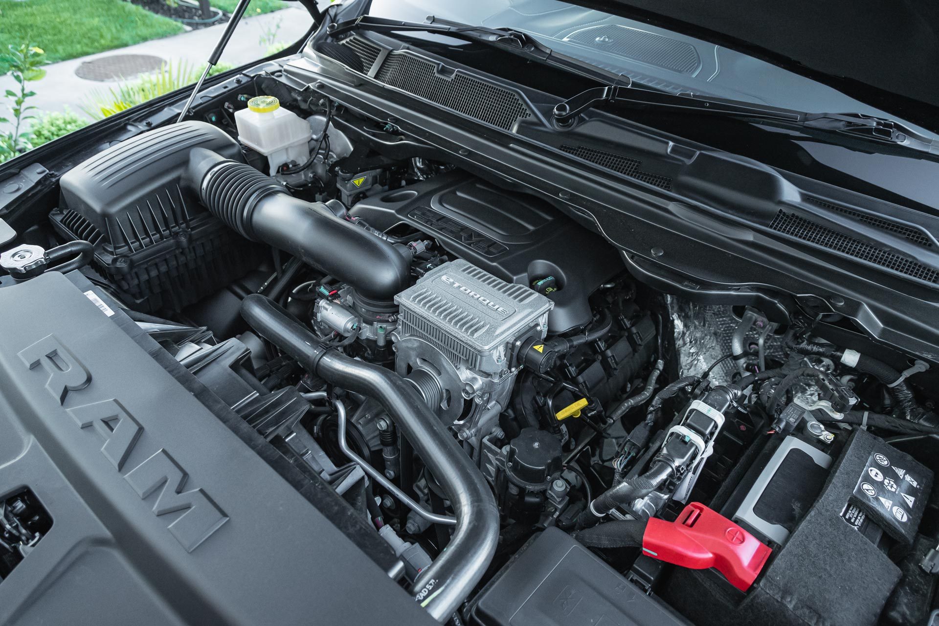 Dodge-Ram-1500-Bighorn-engine-bay