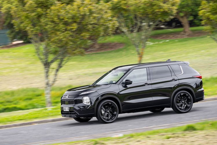 Mitsubishi-Outlander-panning-action-shot