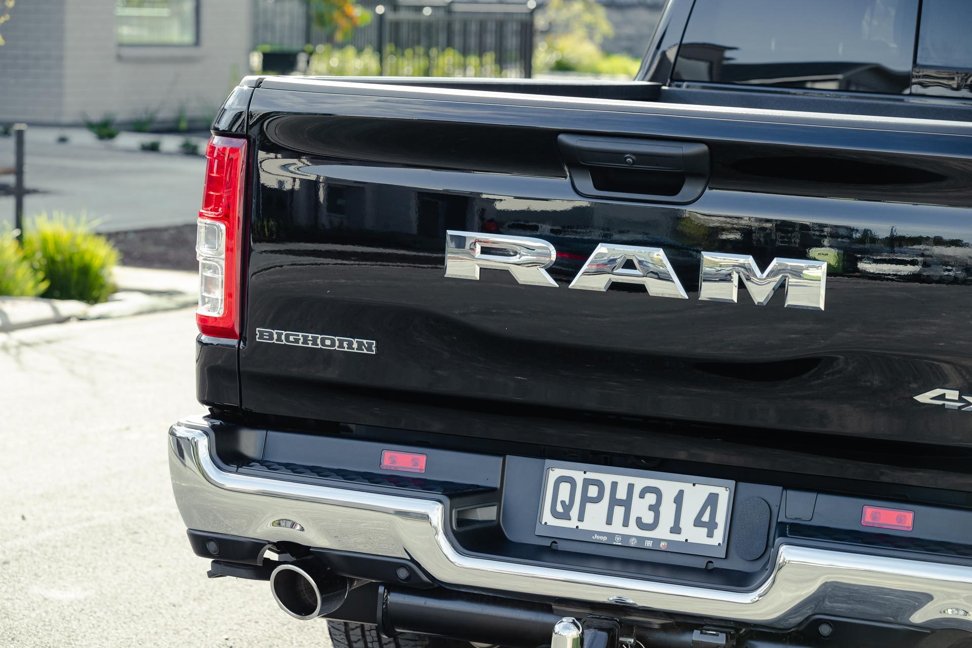 Dodge-Ram-1500-Bighorn-rear-detail