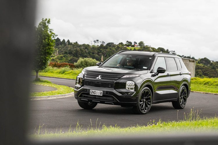 Mitsubishi-Outlander-action-shot-cornering