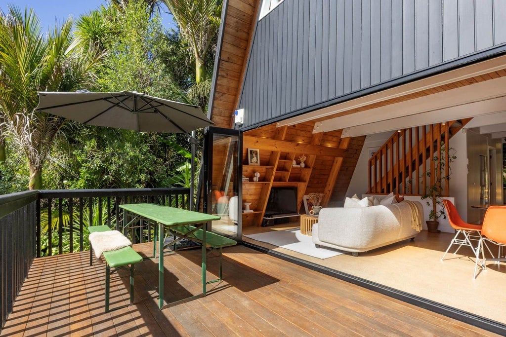 Balcony at the front with sunlight beaming it at all times of the day. 