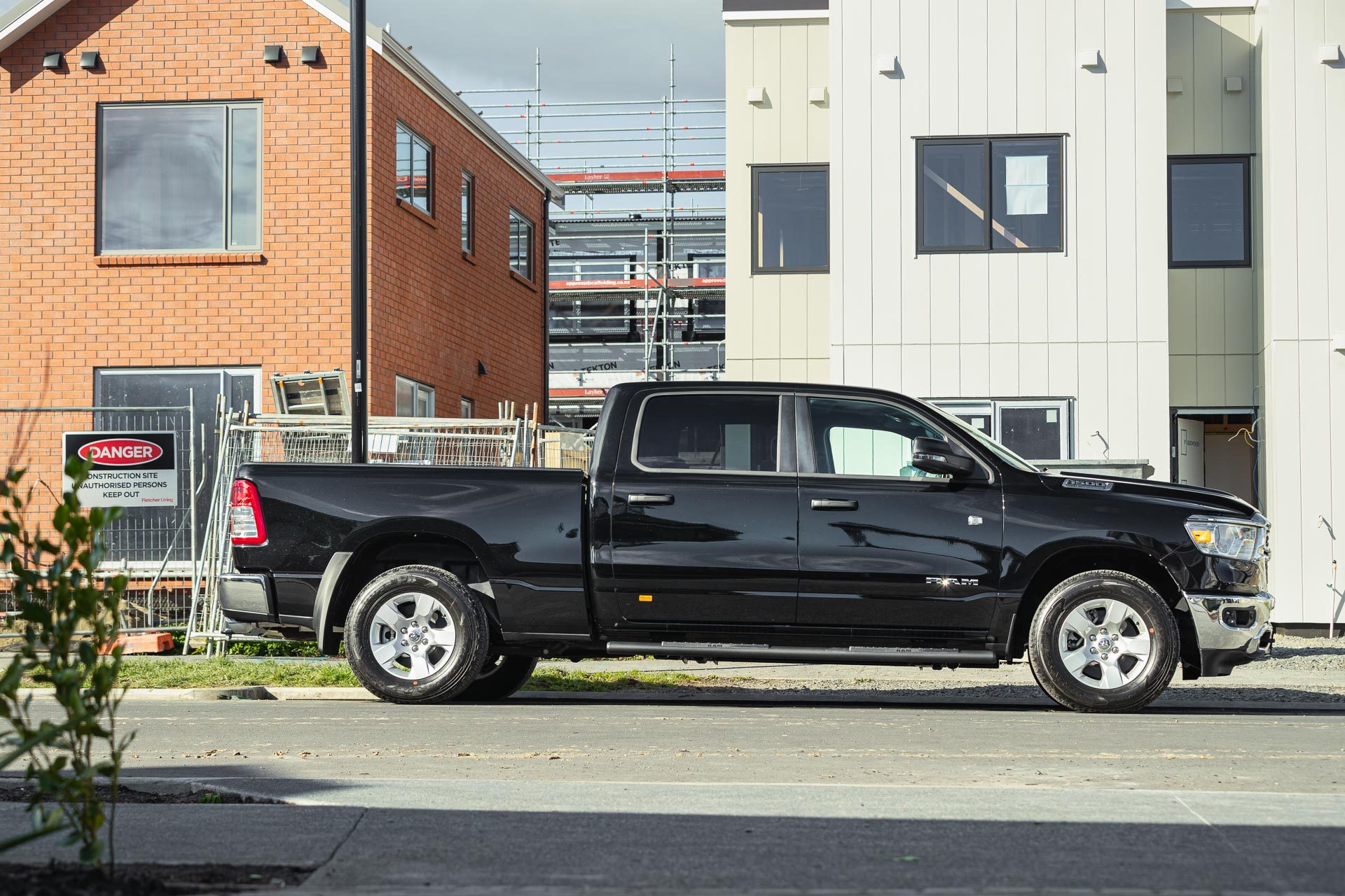 Dodge Ram 1500 Bighorn side view