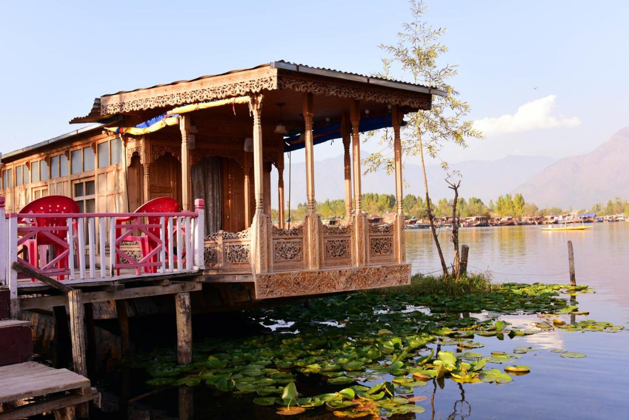 Deluxe Houseboat