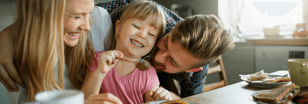 Happy-family-breakfast