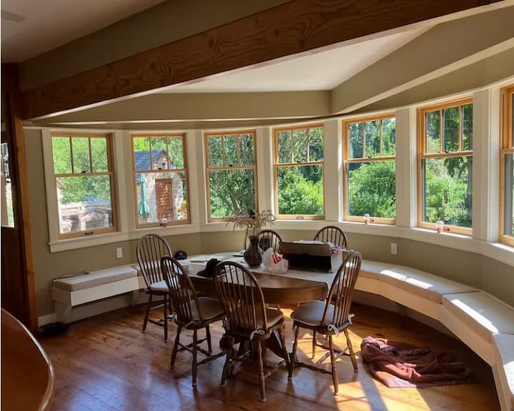 Multiple wood windows in a dining room