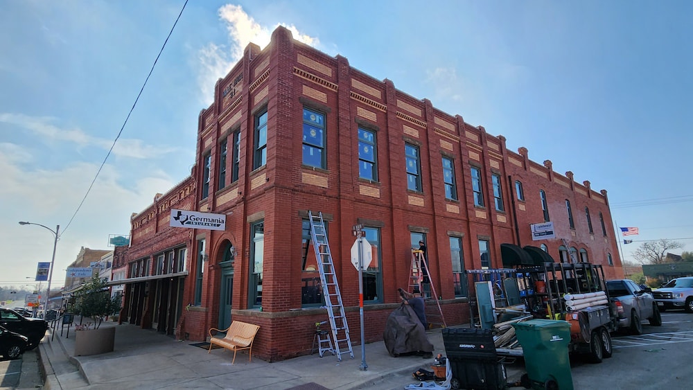 Historic Elgin building adds new Pella windows