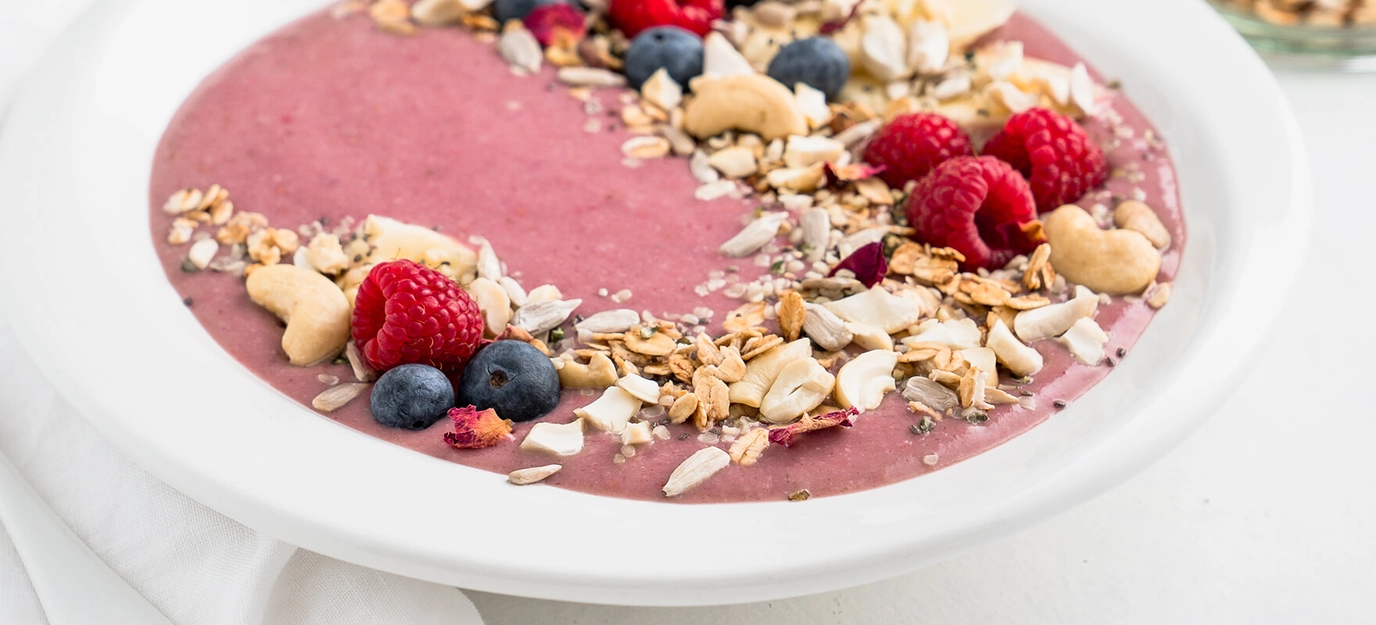 Date & raspberry smoothie bowl Date & raspberry smoothie bowl