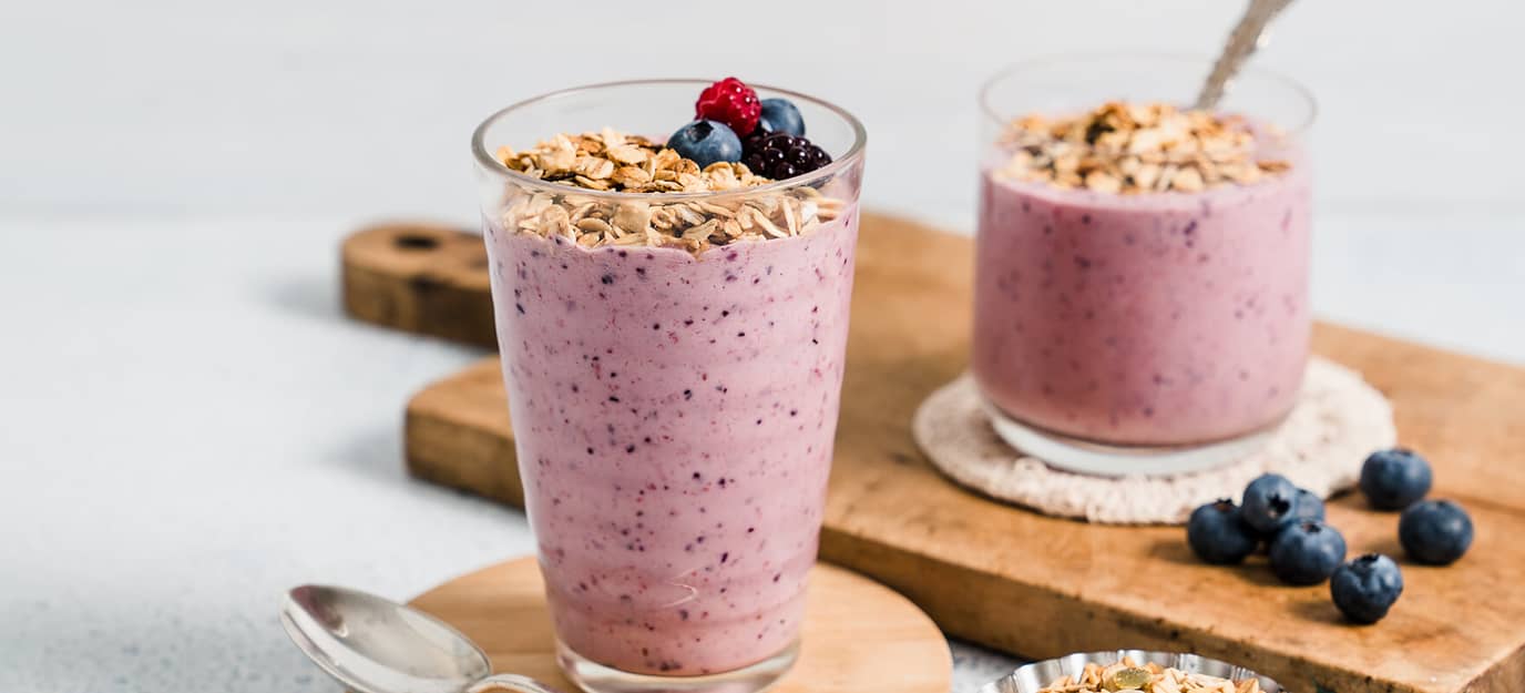 Yoghurt, mixed berry & granola smoothie