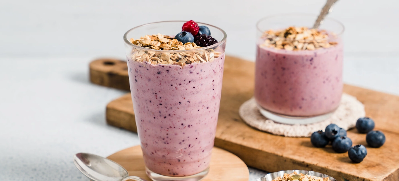 Yoghurt, mixed berry & granola smoothie Yoghurt, mixed berry & granola smoothie