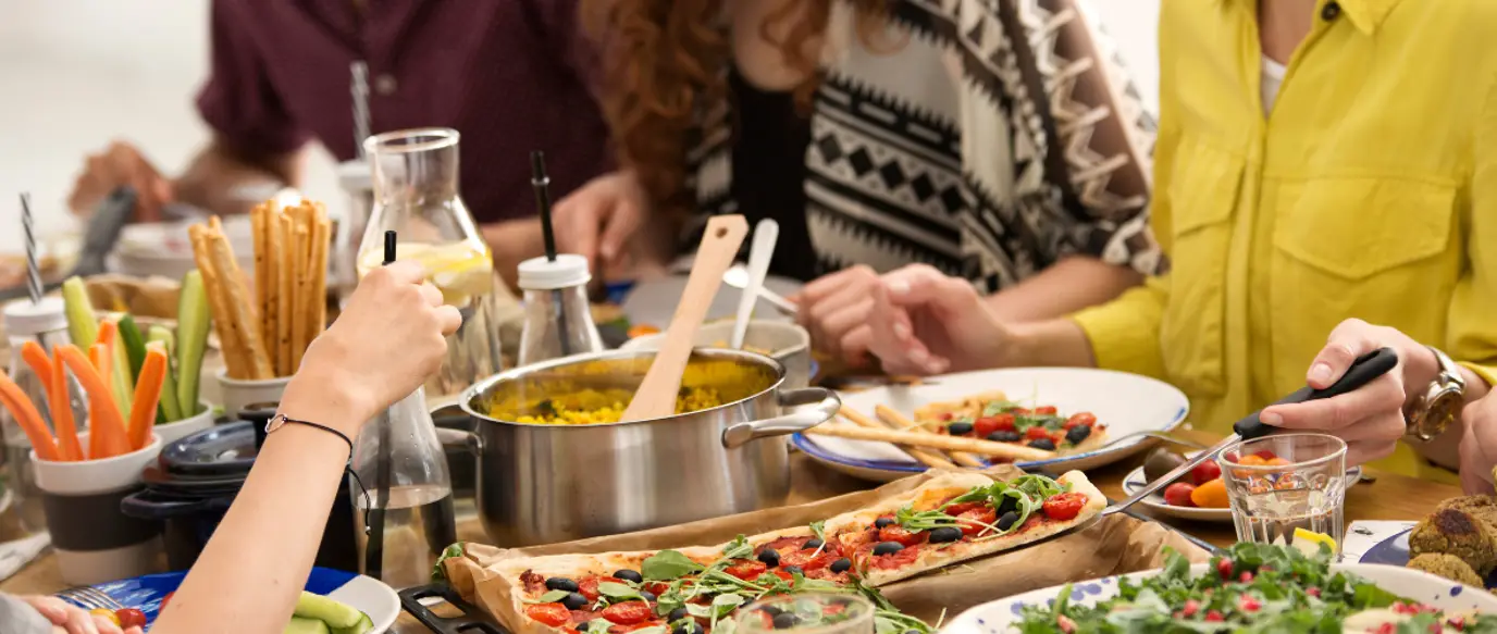 10 tips to eat healthier when you are out
