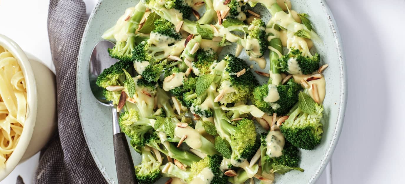 Spaghetti with broccoli and lemon