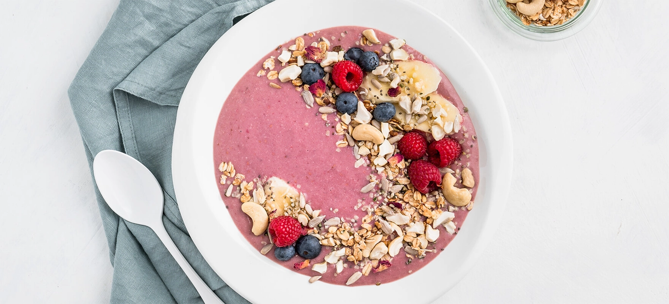 Date & raspberry smoothie bowl Date & raspberry smoothie bowl