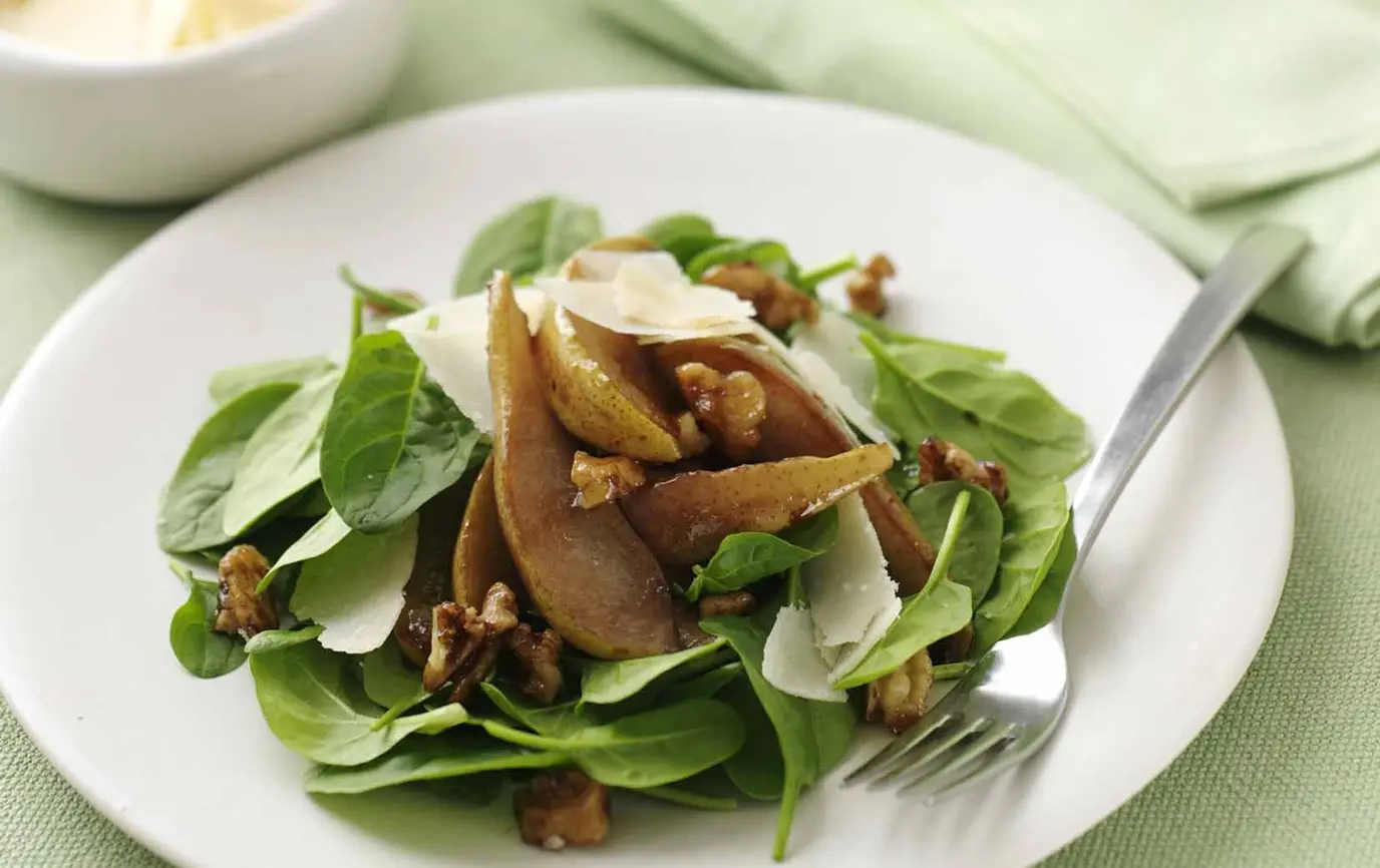 Warm spinach, pear and walnut salad Warm spinach, pear and walnut salad