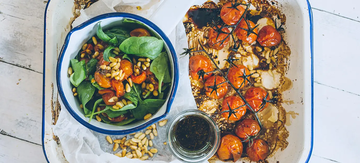 Baby spinach salad with pesto