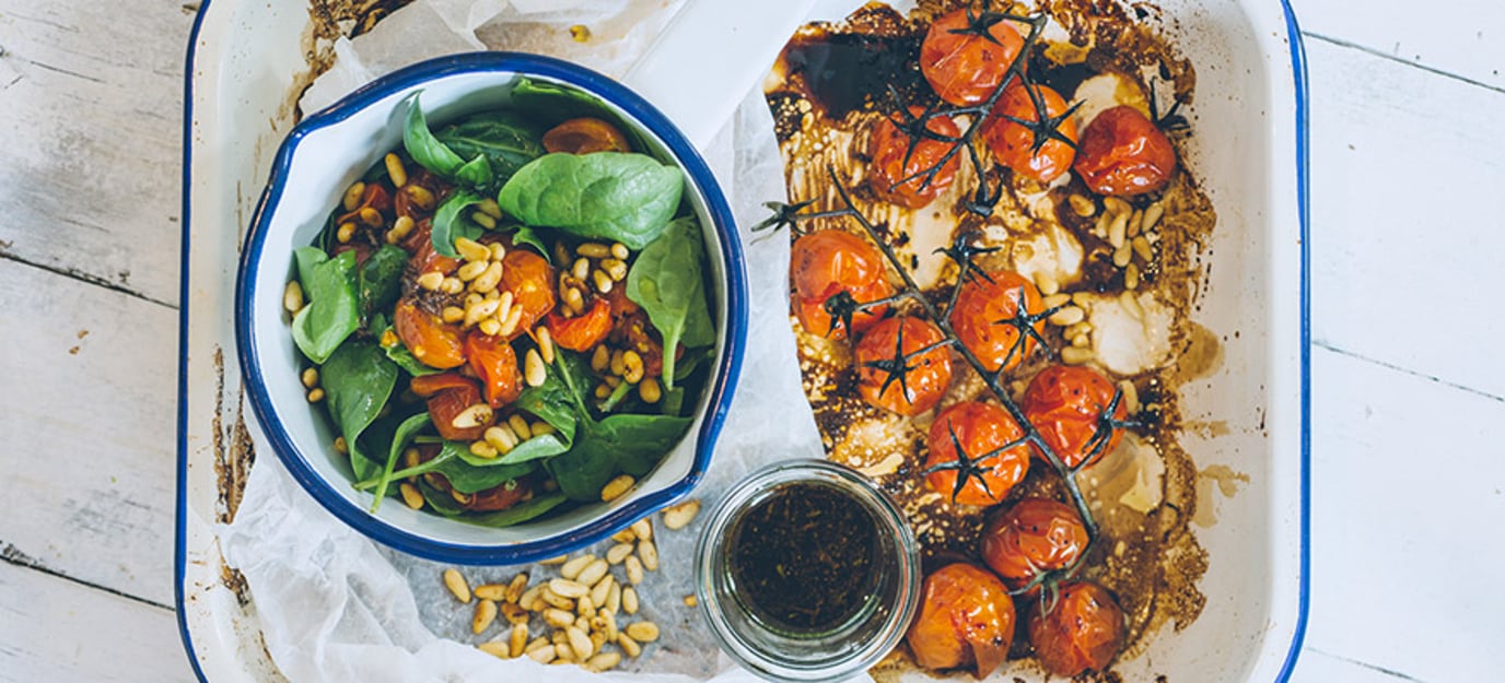 Baby spinach salad with pesto