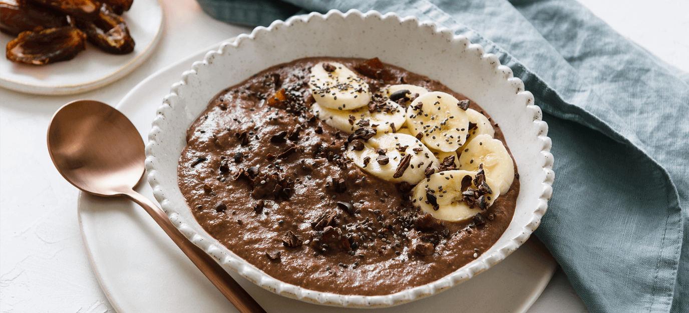 Hot chocolate and date porridge