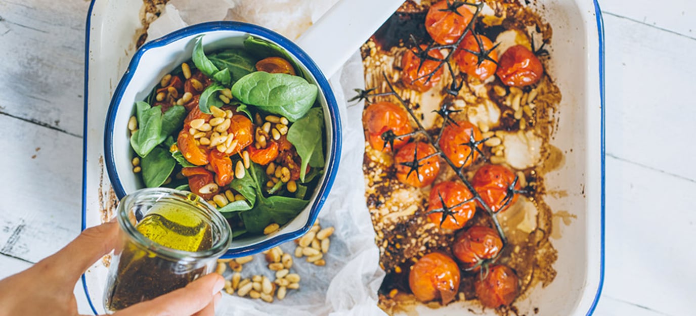 Baby spinach salad with pesto