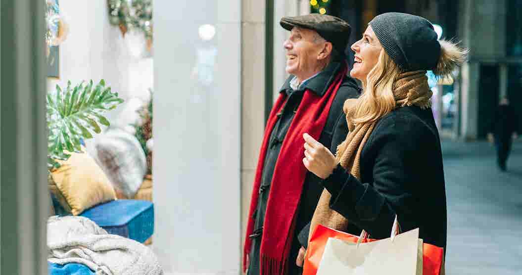 People window shopping for Christmas