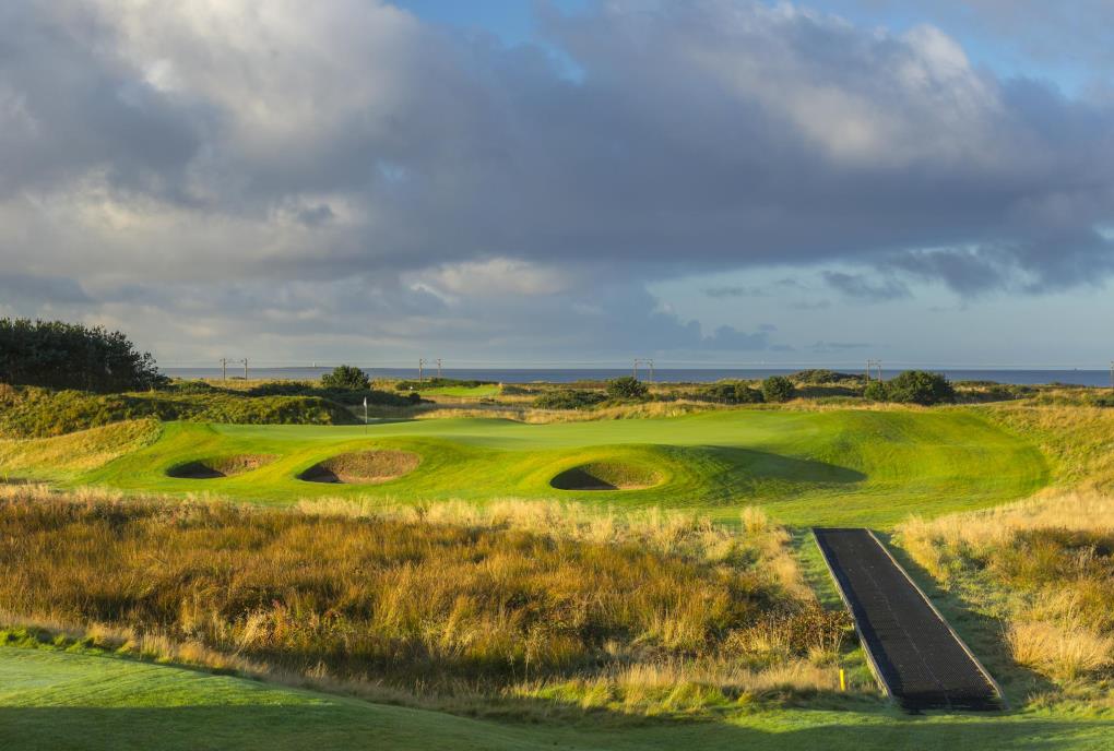 Golf course - dundonald : signature-11th-hole