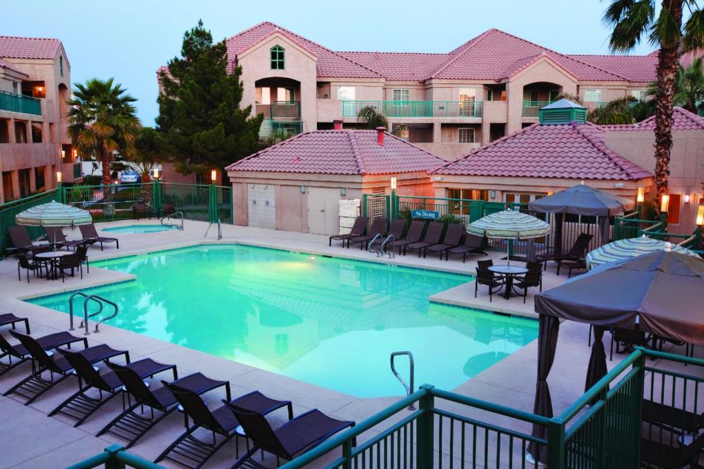 PHXXS_P035_Swimming_Pool_52419_med_1600x1066