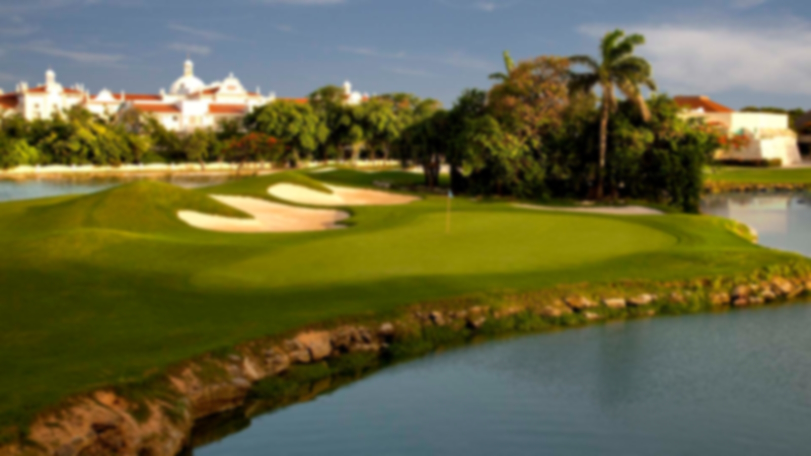 Tight green with bunkers to the left and a water hazard to the right.