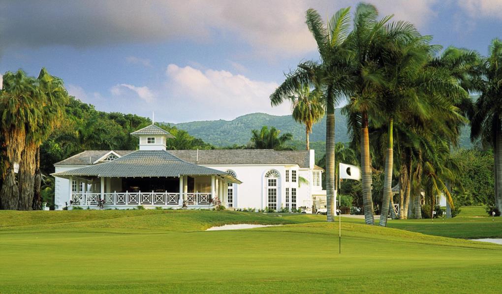 Golf course - half-moon-golf-course : 18th-green-and-clubhouse-at-half-moon-resort