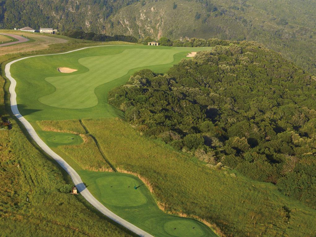 Golf course - oubaai-golf-estate : superb-shot-of-the-5th-hole-at-obaai-golf-course