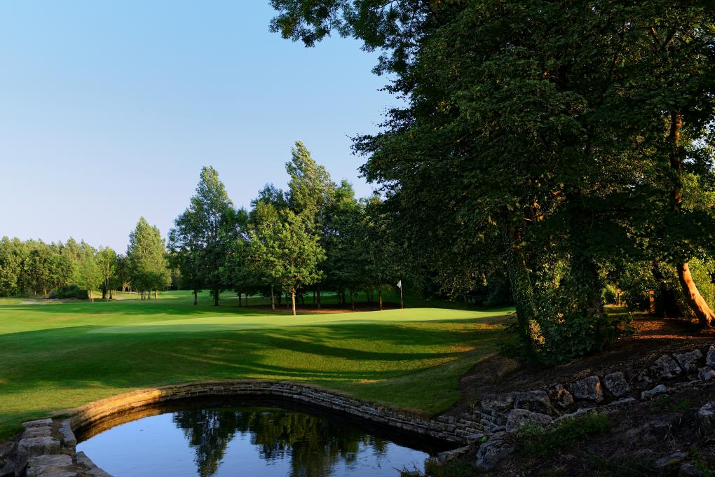 Venue - the-vale-hotel : vale-lake-2