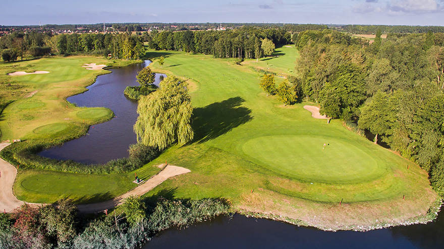 Great hole overview with large water feature