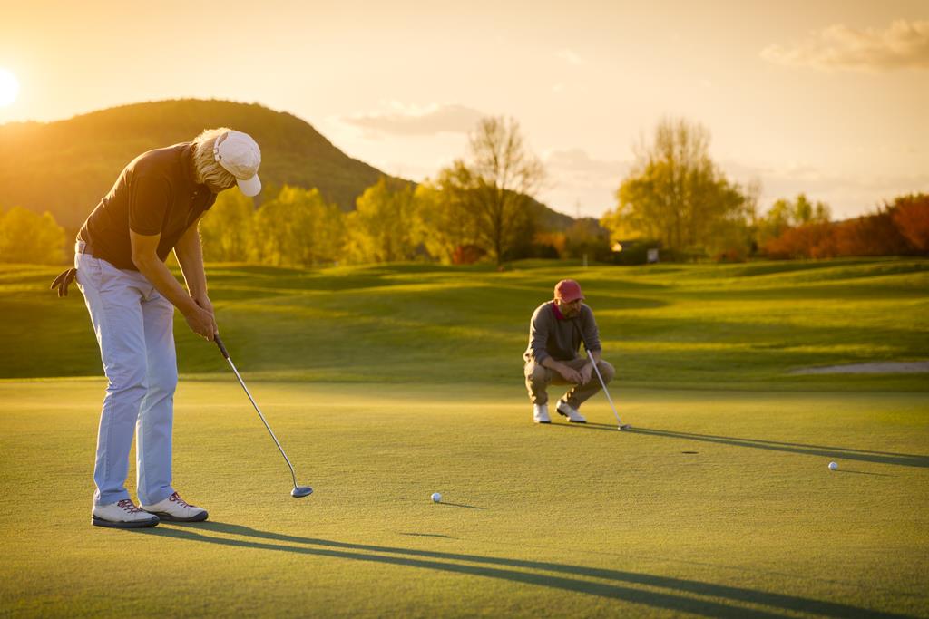 Golfers on the green AdobeStock