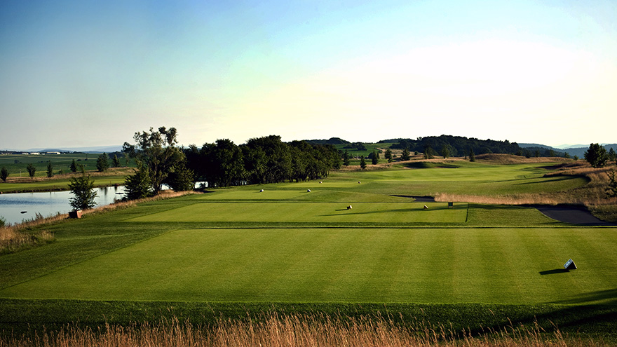 Blissful blue skies over the tees at Albatross