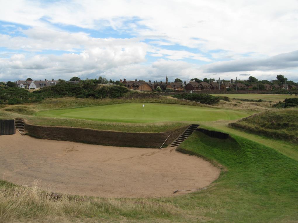 Golf course - prestwick : large-bunkers-feature-at-prestwick
