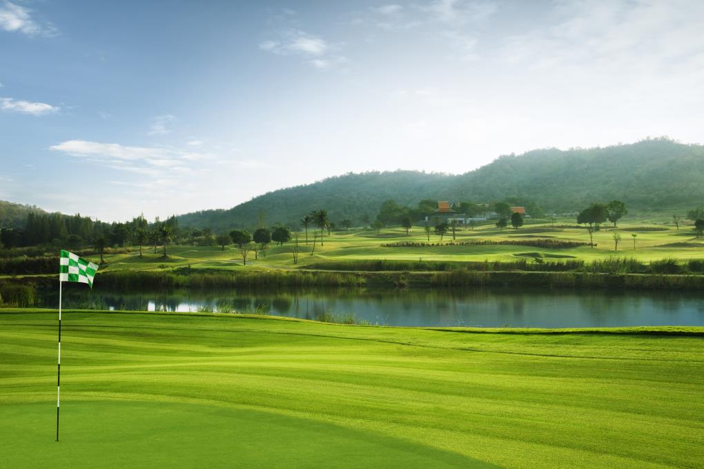Venue - hole-4-lake-view