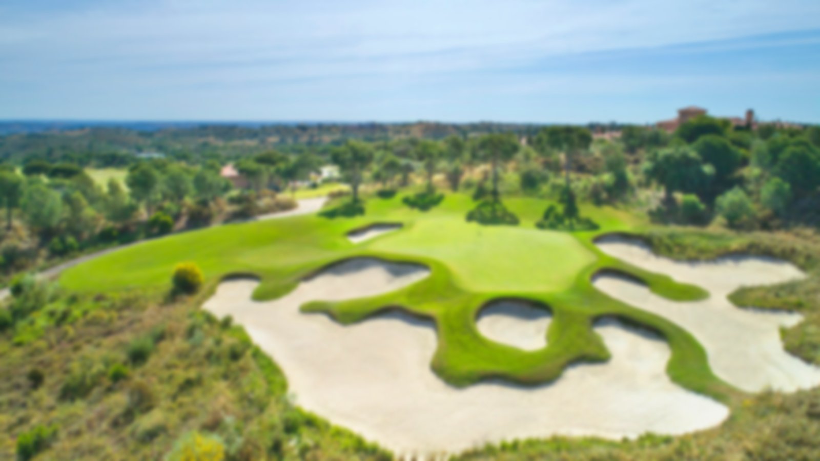 The bunker surrounded green at Monte Rei