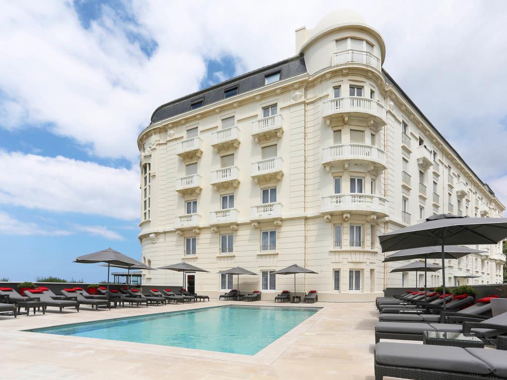 Venue - outdoor-pool-at-le-regina-biarritz