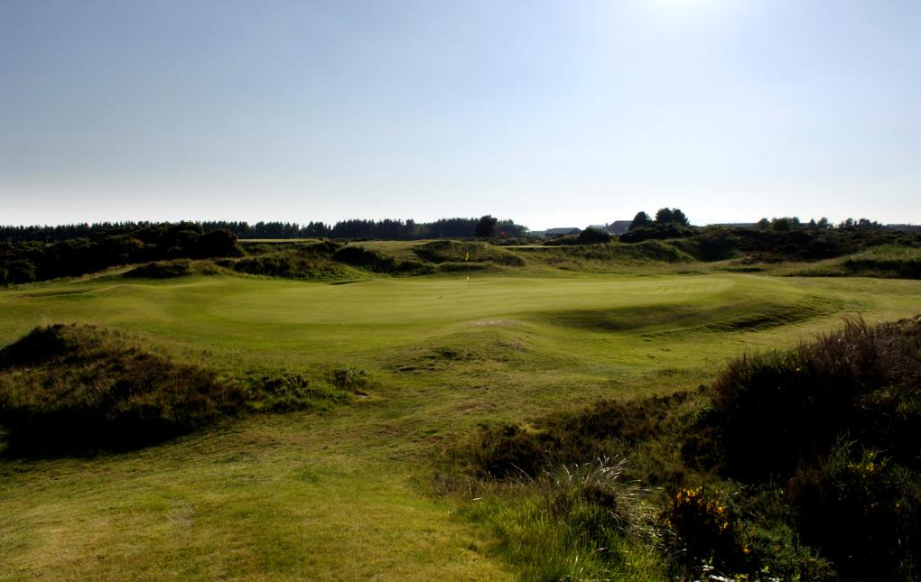 Golf course - gailes-links : sloping-greens-at-gailes-links